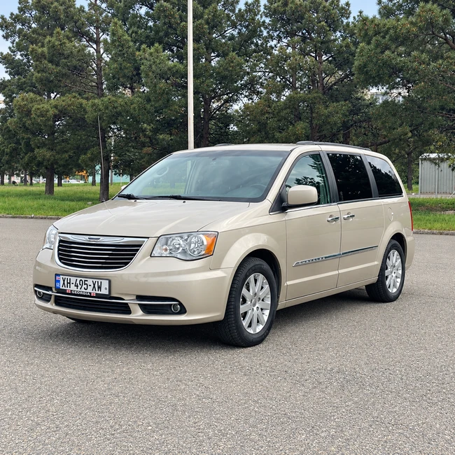 Chrysler Town & Country — вид сбоку