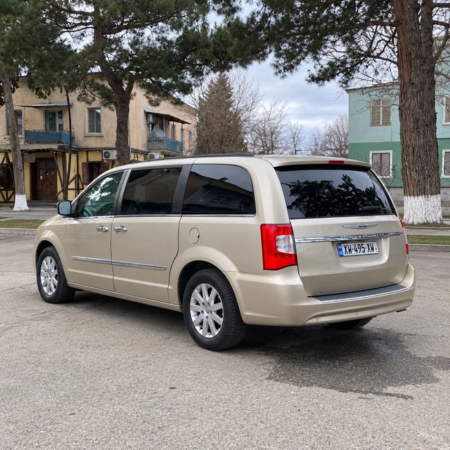 Chrysler Town & Country — вид сзади